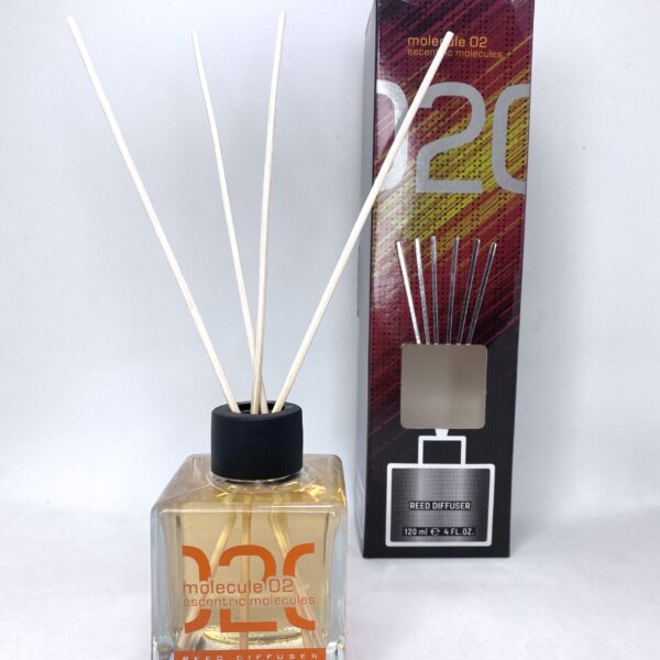 Diffuser with Molecule 02 scent for aromatic spaces, elegant design.