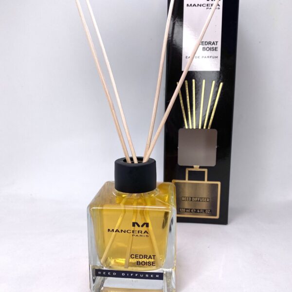 Reed diffuser with Mancera Cedrat Boise fragrance in a glass bottle.